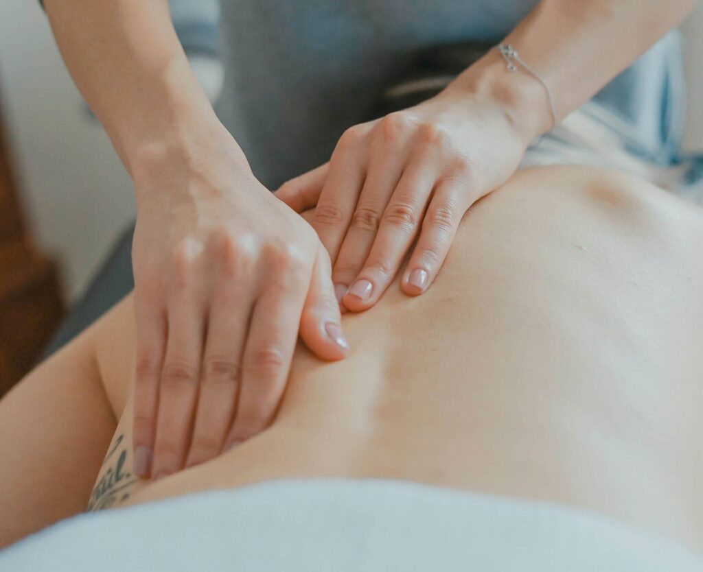 Kiropraktor i Åkersberga behandlar rygg på en patient.