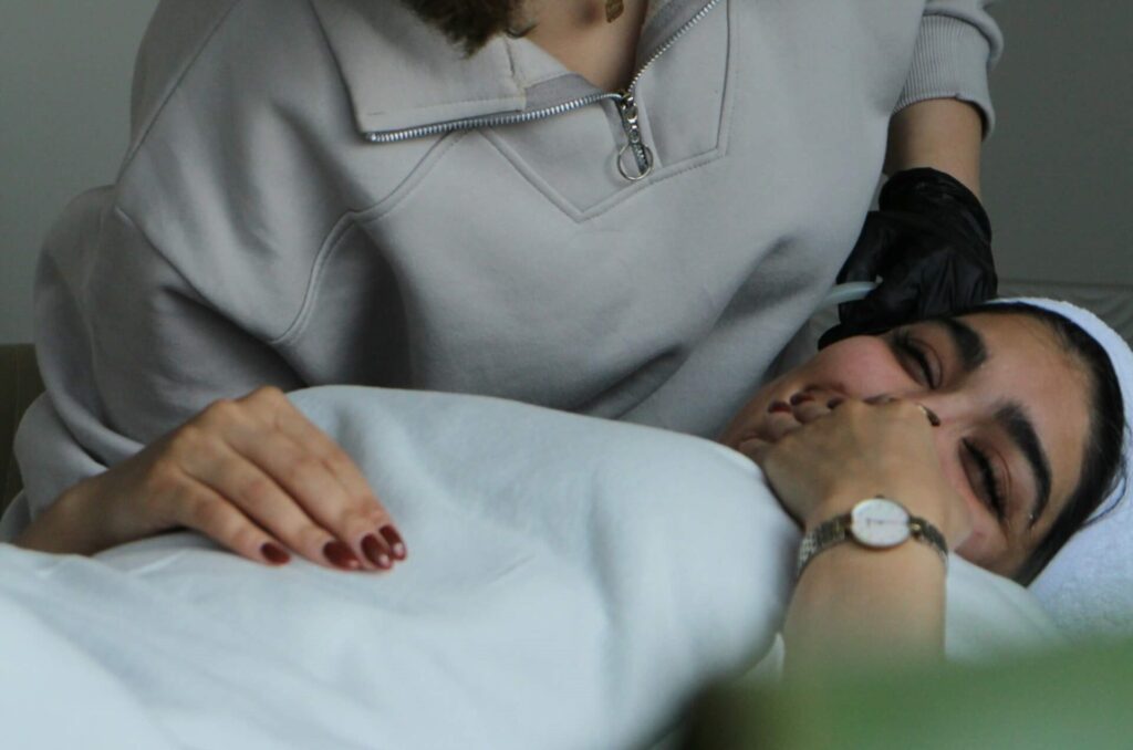 Kiropraktor i Bandhagen konsulterar en patient.