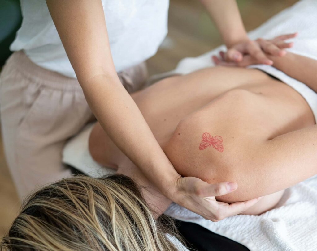 Patient får assistans med ryggen av en kiropraktor på Ekerö.