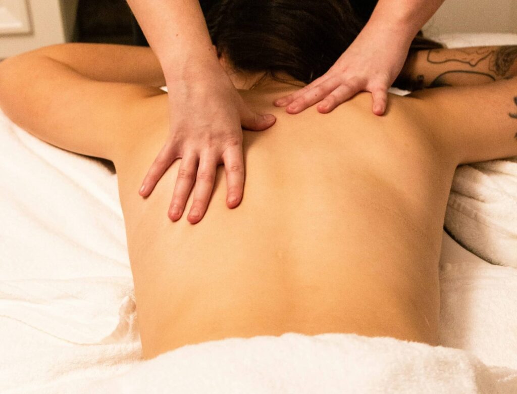 Kiropraktor i Gustavsberg kollar skicket på en patients rygg.