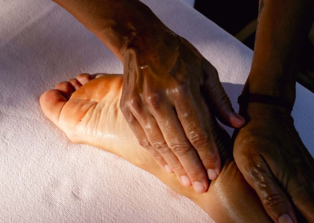 En patient i Kungsängen får hjälp att behandla sin fot av en kiropraktor.