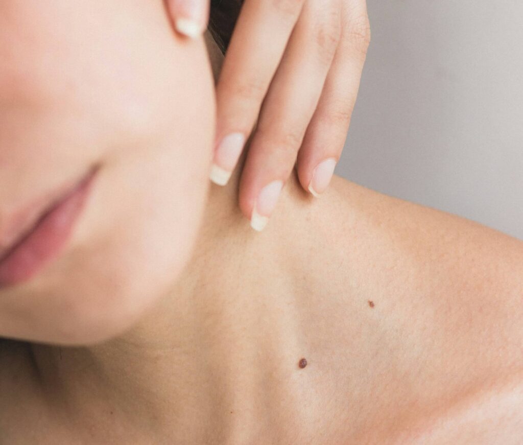 En patient på Kungsholmen får hjälp att undersöka sin hals av en kiropraktor.