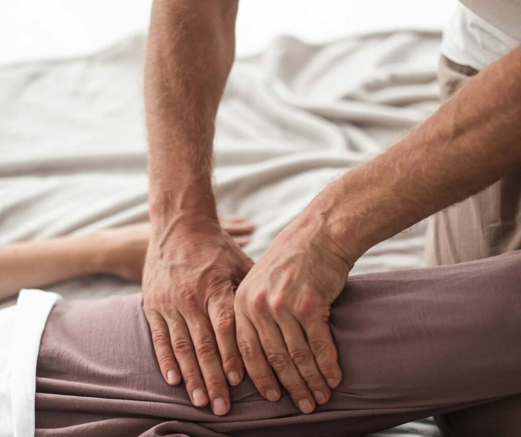 Kiropraktor på Östermalm behandlar en patient lår.