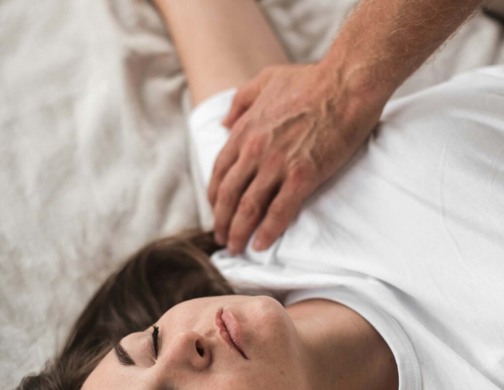 I Saltsjöbaden får en patient hjälp med sin axel av en kiropraktor.