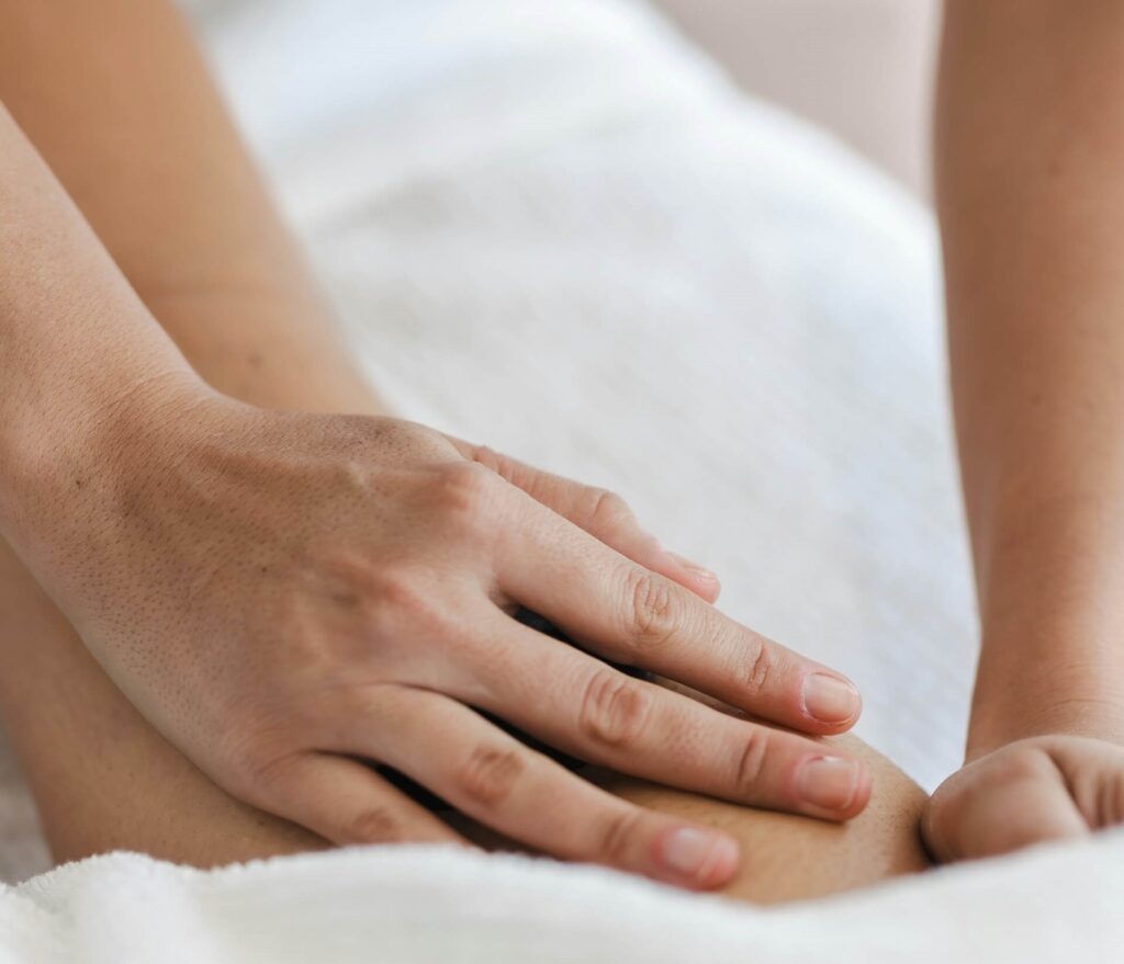 En kiropraktor behandlar en patients bakre lår i Södertälje.