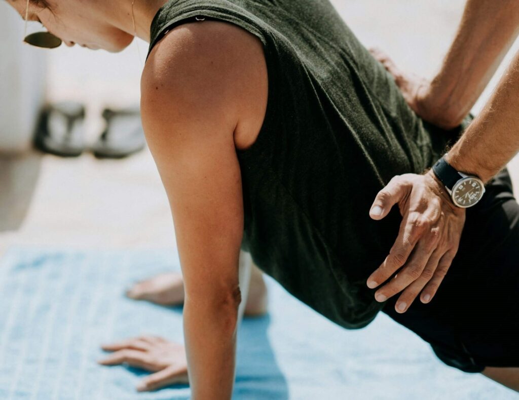 I Tumba får en patient hjälp med stretchningsövningar av en kiropraktor.