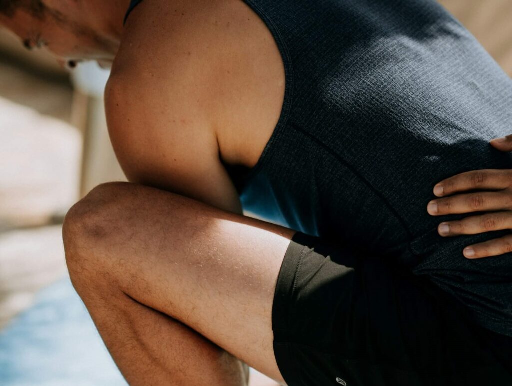 En patient i Upplands Väsby får hjälp med att stretcha kroppen av en kiropraktor.